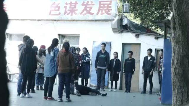 年轻小孩被骗入诈骗公司,一男子想逃跑被毒打,女孩借机打电话却被发现