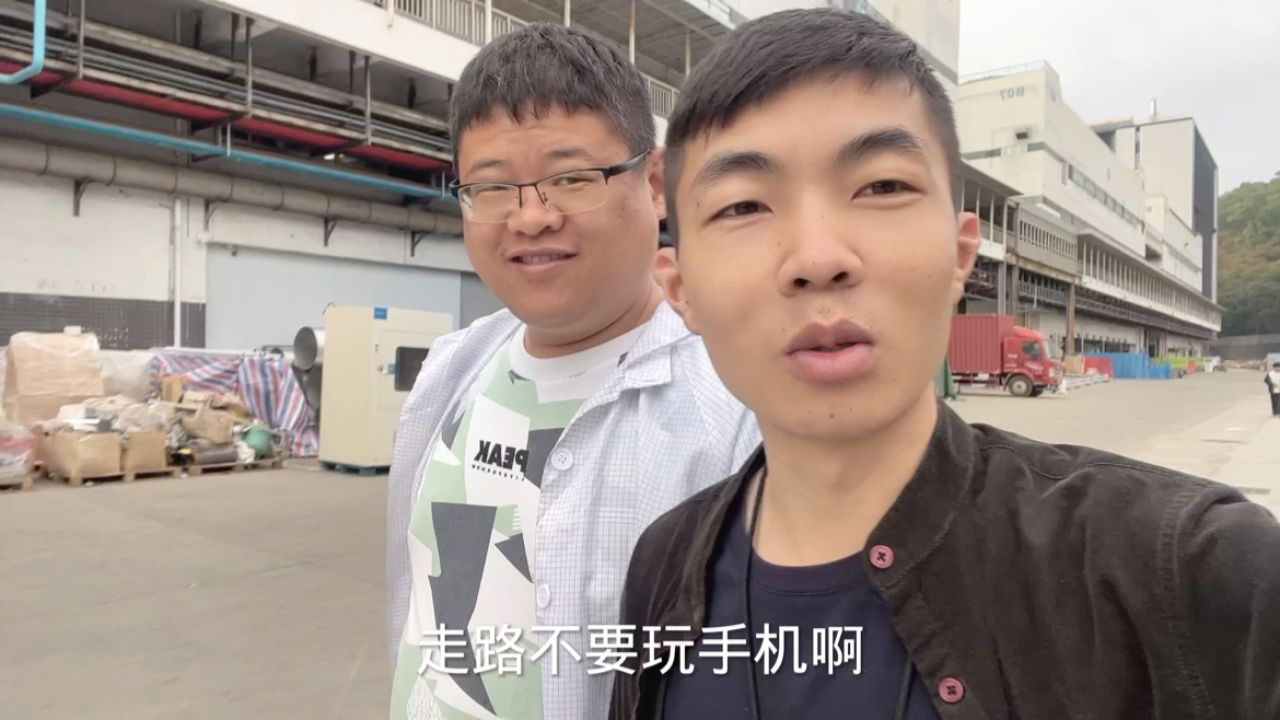 富士康今天已经开工了,没想到上班第一天,就是到光明顶打螺丝