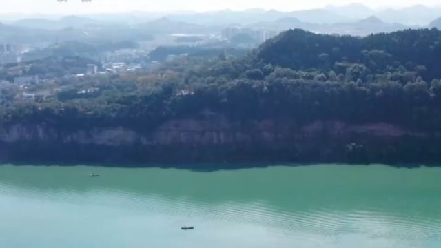 嘉陵江水流经此地虽已趋于平缓,但江边石头在水流冲刷下摇摇欲坠