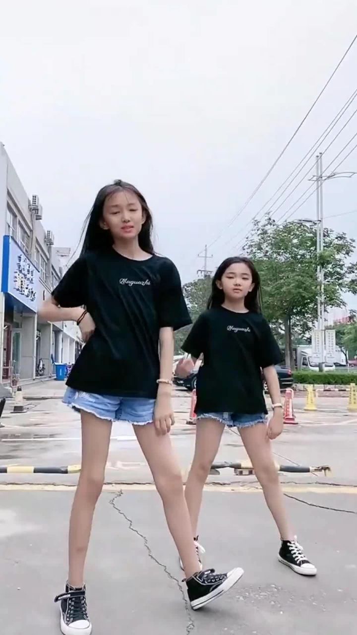 童模宋小睿带妹妹跳舞,却把妹妹的镜头都挡住,是怕妹妹比她更红吗