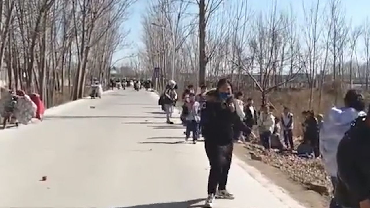 山东德州一小学门口发生一起重大交通事故，10余名儿童被撞伤_高清1080P在线观看平台_腾讯视频