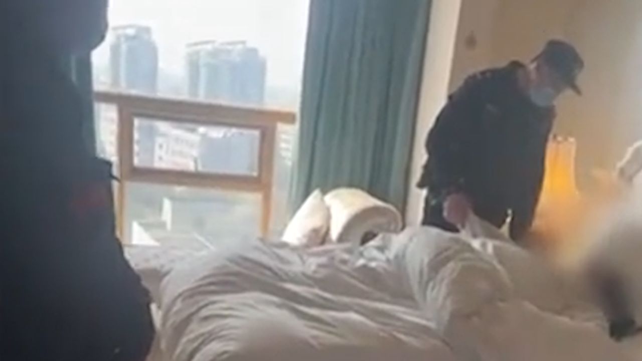 男子住酒店被陌生女子尾随进房间,直接躺床上睡觉不走,无奈报警