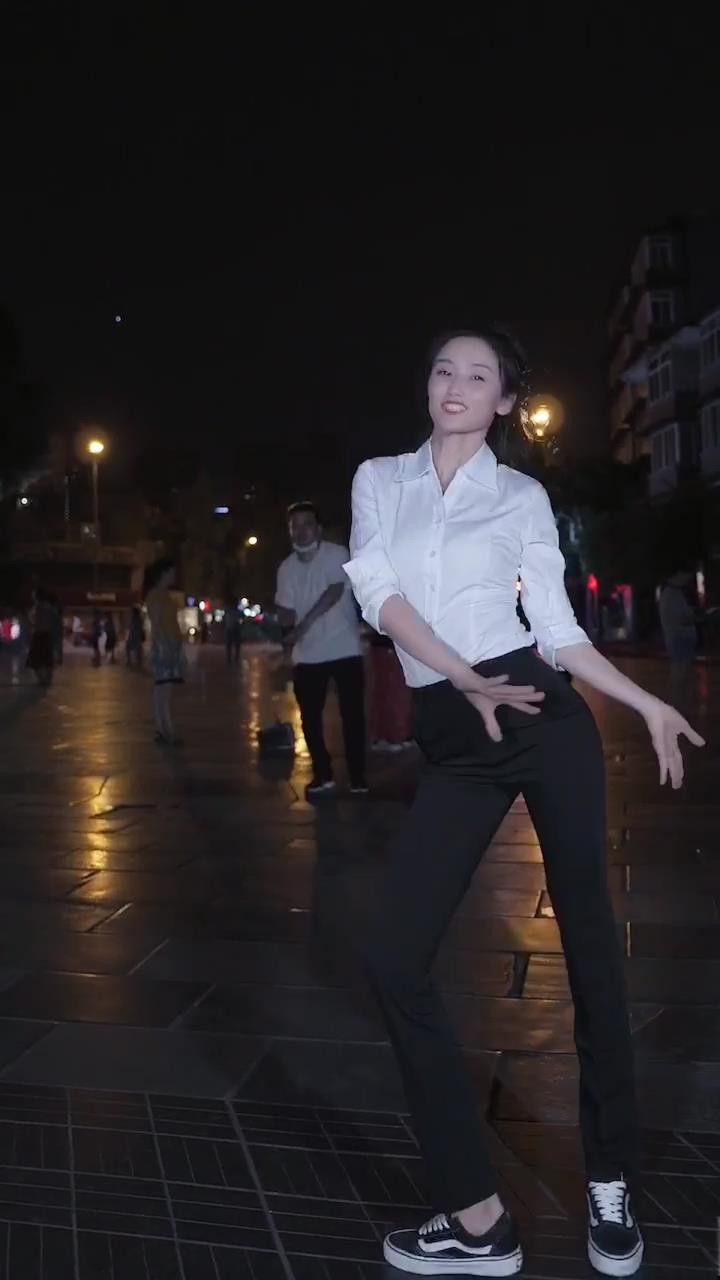你连我都不想,想什么,想上天吗? #魔性舞蹈 #银行小姐姐