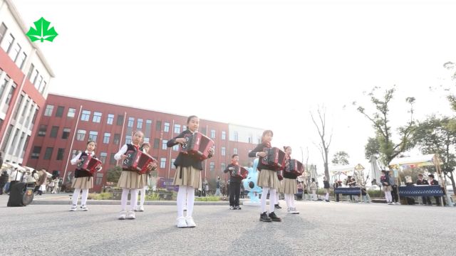 上海教育电视台《申学记》本期申城聚焦带您回顾近日在嘉定区实验小学北水湾分校举行的“像艺术家一样创作 像设计师一样研究”上海市小学教育科研巡回...