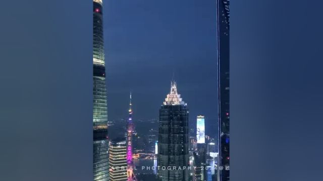 城市灯光的点亮,预示着不一样的夜上海的开始.航拍 上海夜景