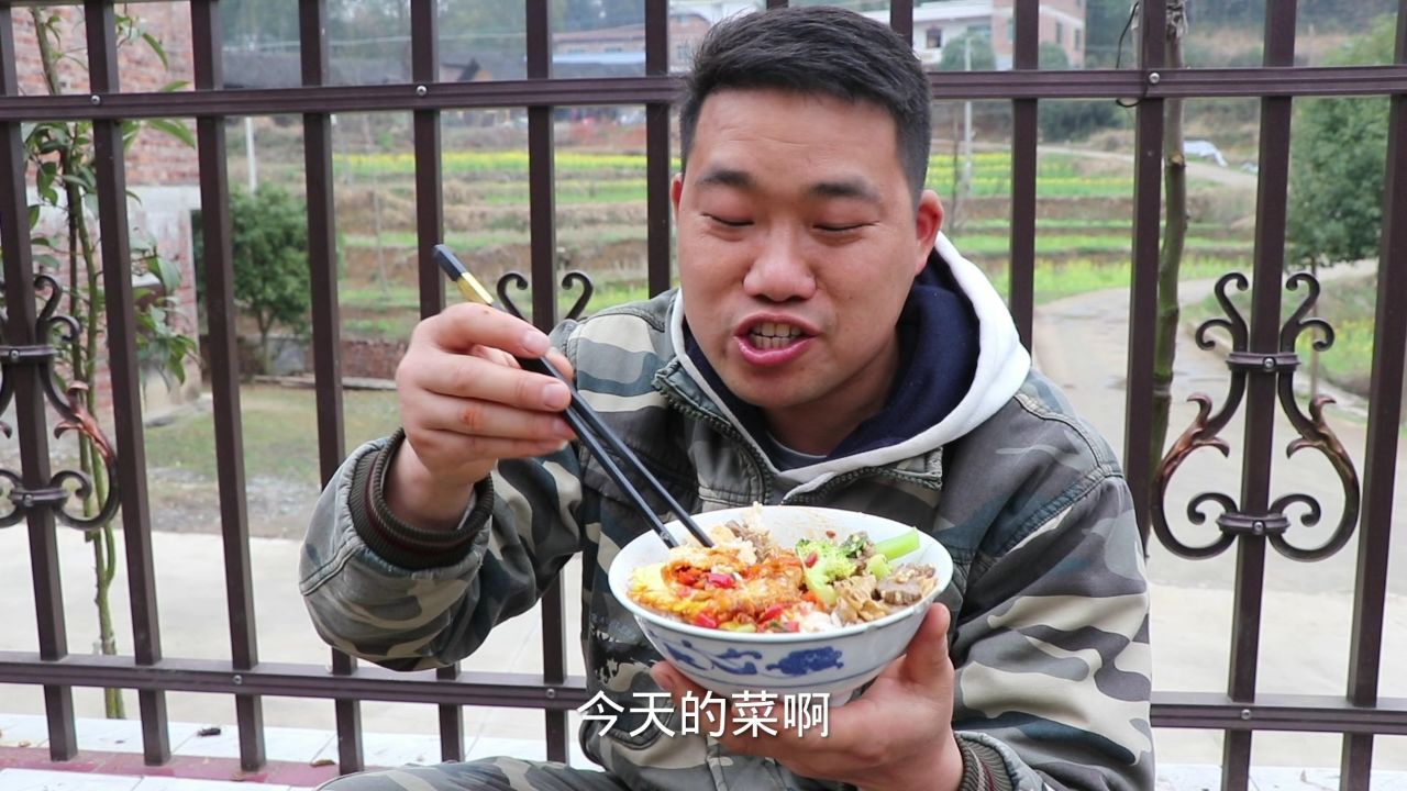 6个鸭蛋,半斤牛肉,小农乡炒2道辣椒菜,都是下饭菜,又吃了2碗