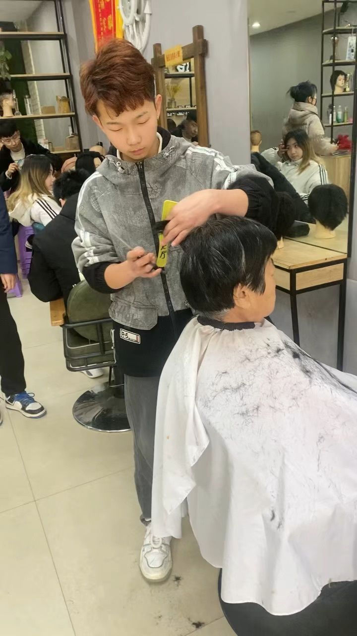 聊城一剪美学校,专业美发培训,学员真人练习,学美发美容,化妆美甲就到