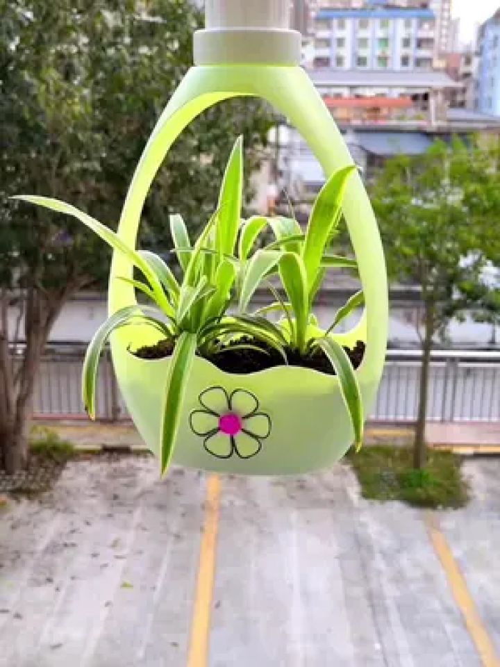 快点带上你家的洗衣液空瓶我们一起来做花盆吧#变废为宝 #自制花盆
