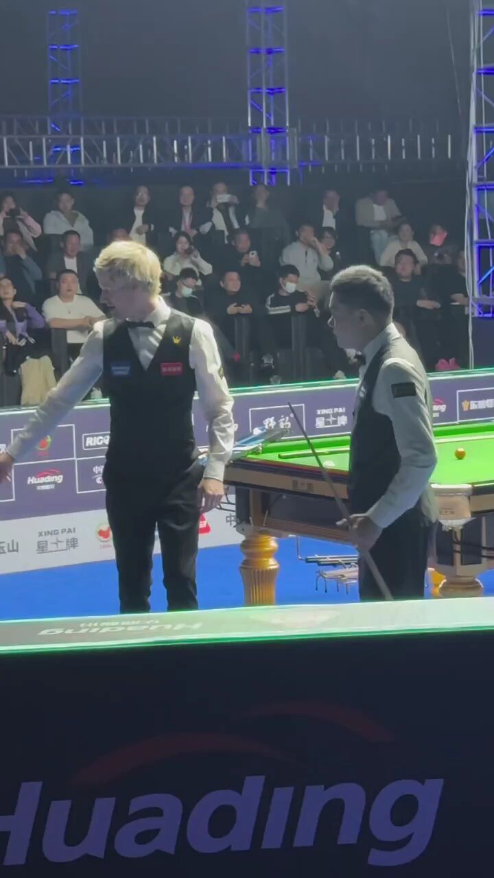 康溪盛世战队 尼尔罗伯逊看到自己椅子比较宽大些,询问丁主任需不