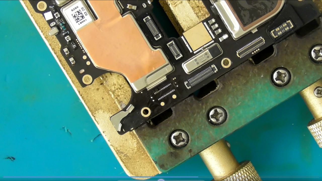 opporenoace不开机充电异常,主板电池座变形,干它就完事了