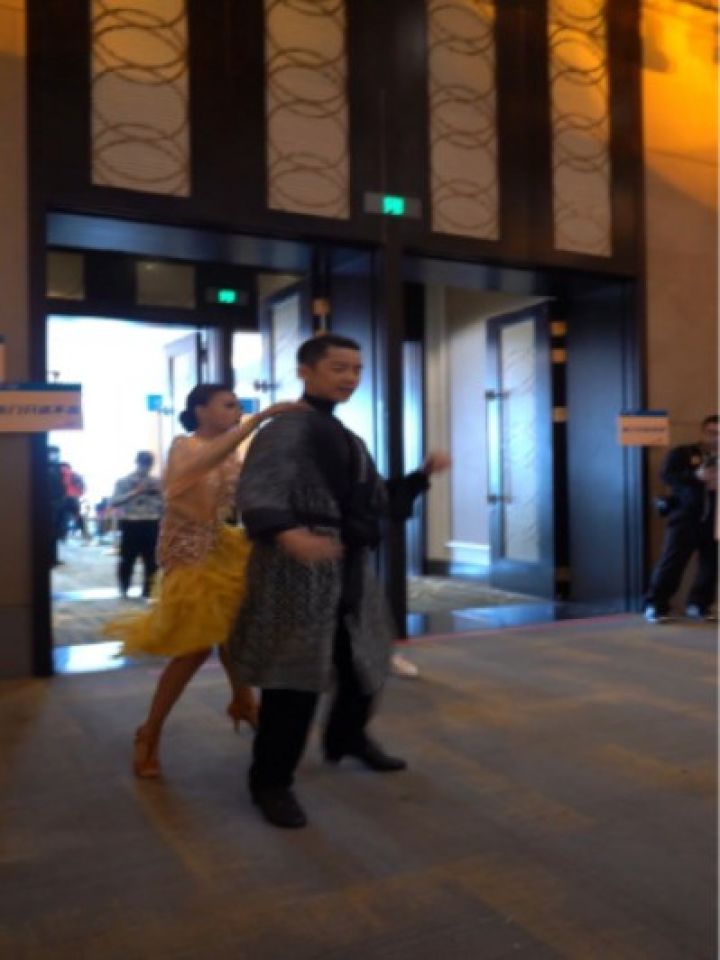 被迫营业的茉晗,被佑佑硬拽着练舞,好认真的两小只