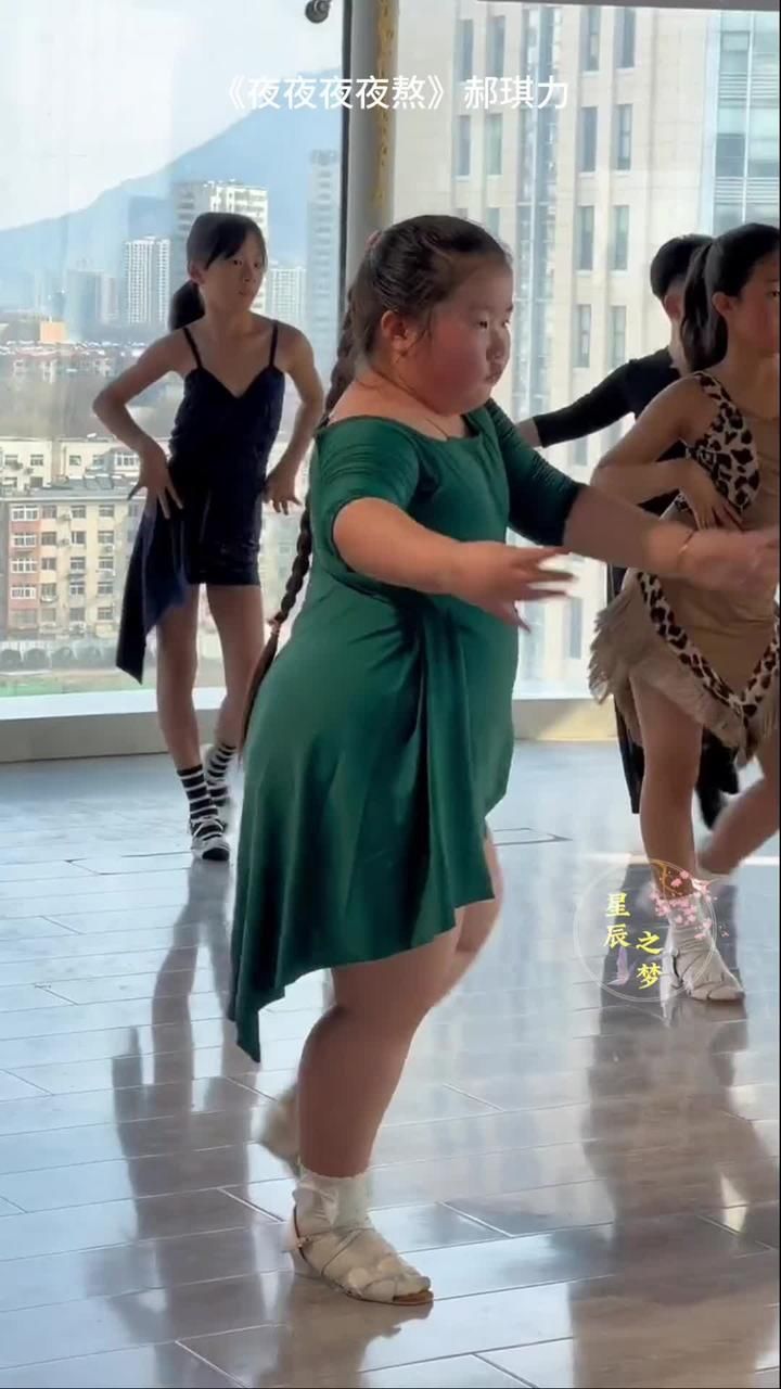 星辰之梦88: 胖女孩跳拉丁舞自信满满#舞蹈#拉丁舞