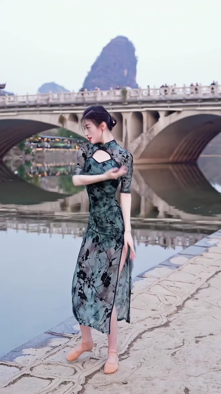 天青色等烟雨而我在等你#青花瓷 #户外舞蹈 #翻跳 #古典舞 #旗袍