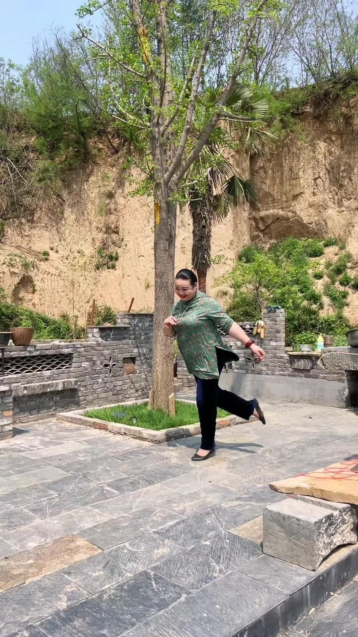 边姐夫阿郎: 边姐举手投足皆是戏#老有范儿啦