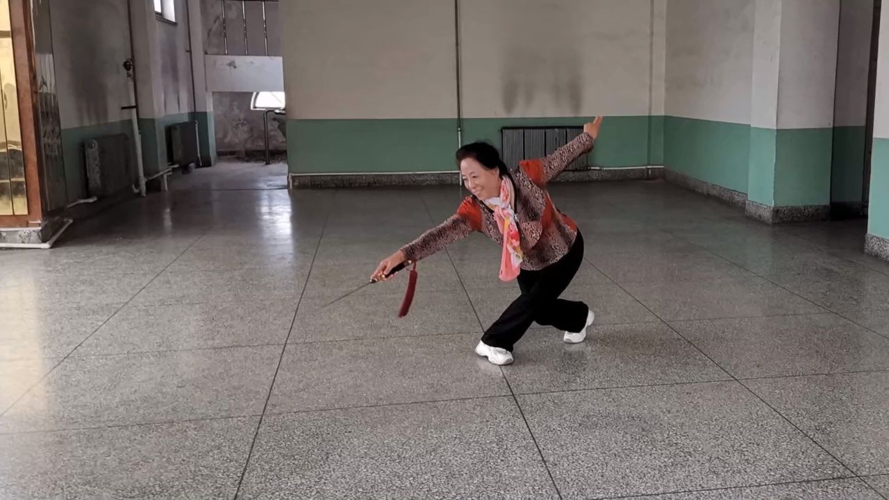 抒怀剑-一剪梅-背面-抒怀情缘队-表演-周宝荣-文昌社区志愿者小分队