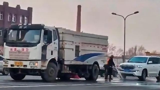 环卫车给私家车“洗澡”