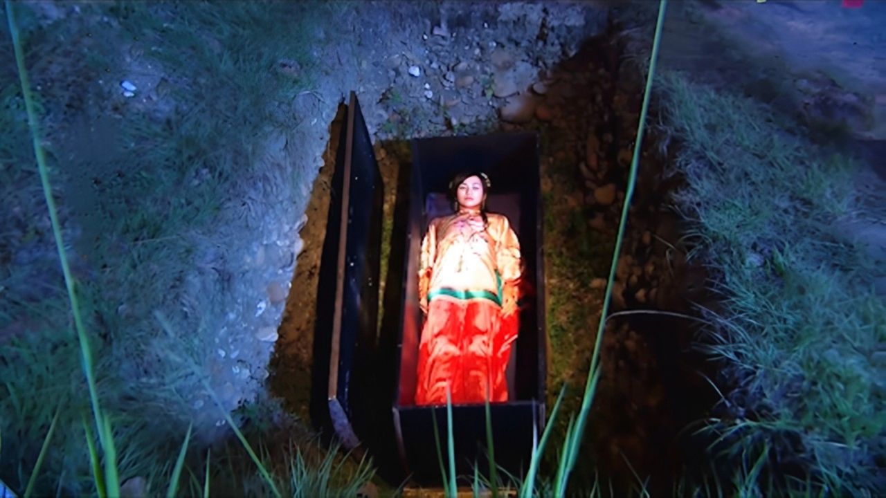 女子去世后,竟在棺材里产子,道长赶到一眼看出问题