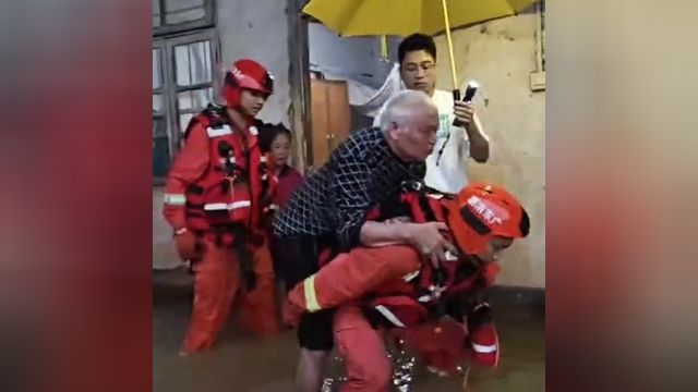 暴雨致韶关多地被淹多人受困,韶关消防闻“汛”而动紧急救援