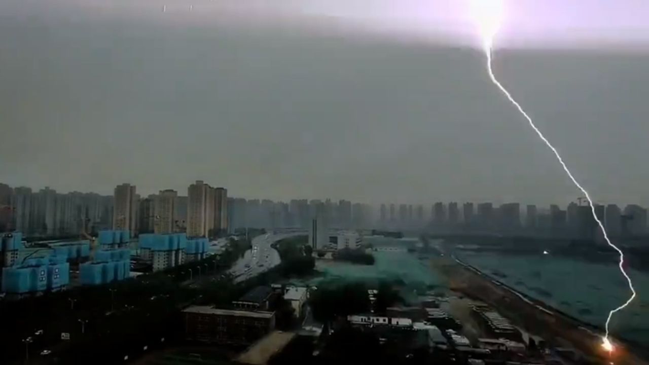 西安遭遇雷雨大风天气,居民拍下闪电连续击中地面,瞬间腾起烟雾