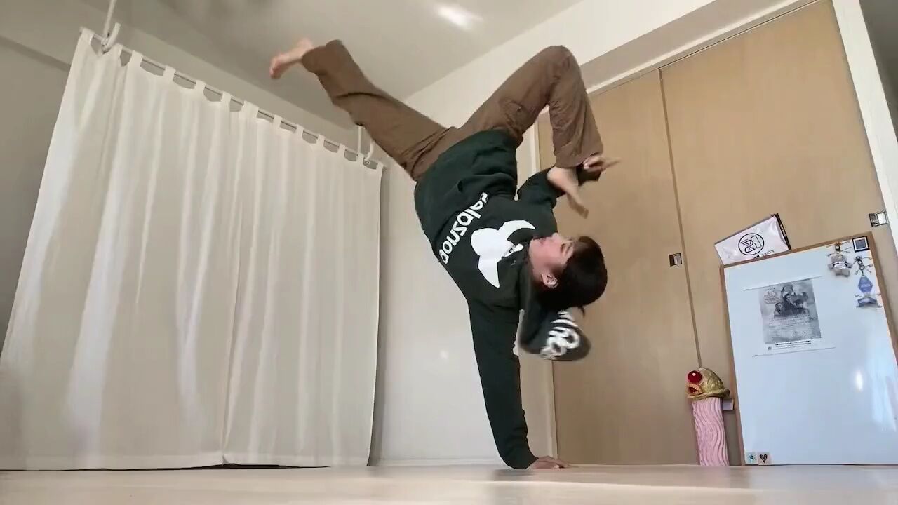 自律的女孩已经在锻炼了#街舞 #泰裤辣女孩 #花式倒立 #哇又系街舞