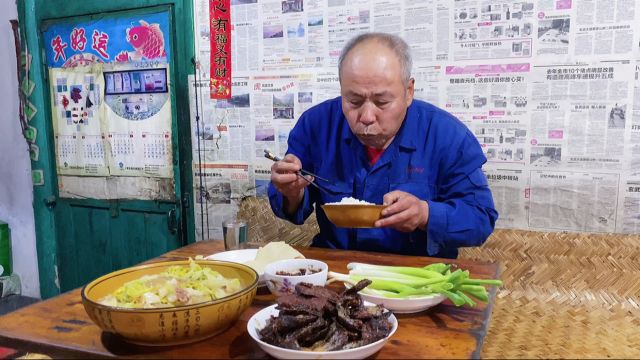 臭鱼烂虾配上半斤白酒,这也吃得太香了