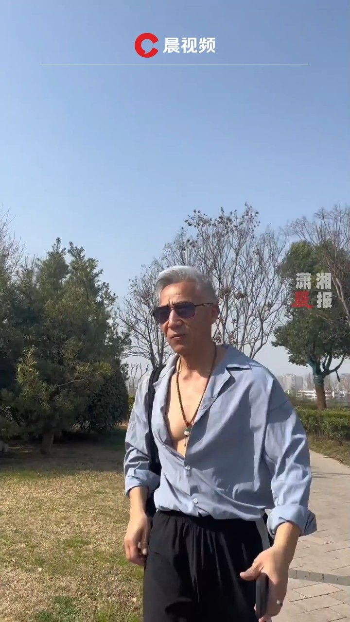 大爷坚持运动46年一身肌肉:"你们也可以的,加油"