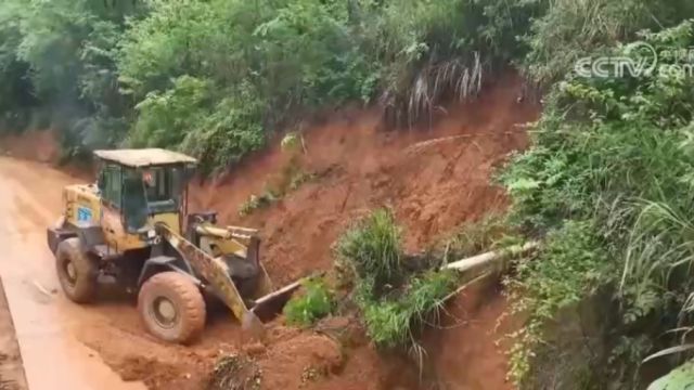 强降雨导致山体滑坡,江西会昌相关部门加紧抢修保畅通