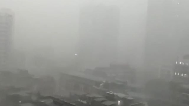 广东广州:突降暴雨致部分路段积水,多区发布预警