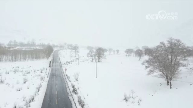 内蒙古赤峰:部分地区降暴雪,公路部门清雪保通行安全