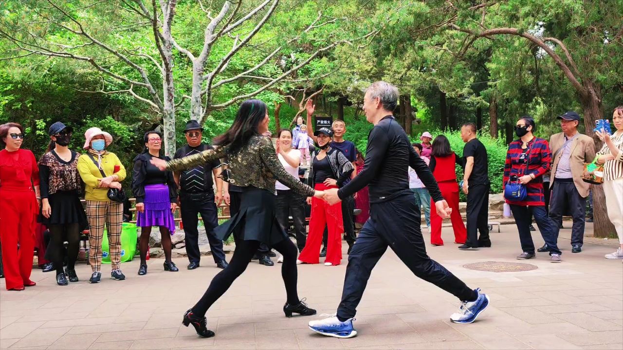 吉特巴《等待你的爱》双人对跳,舞步飒爽帅气,好听好看