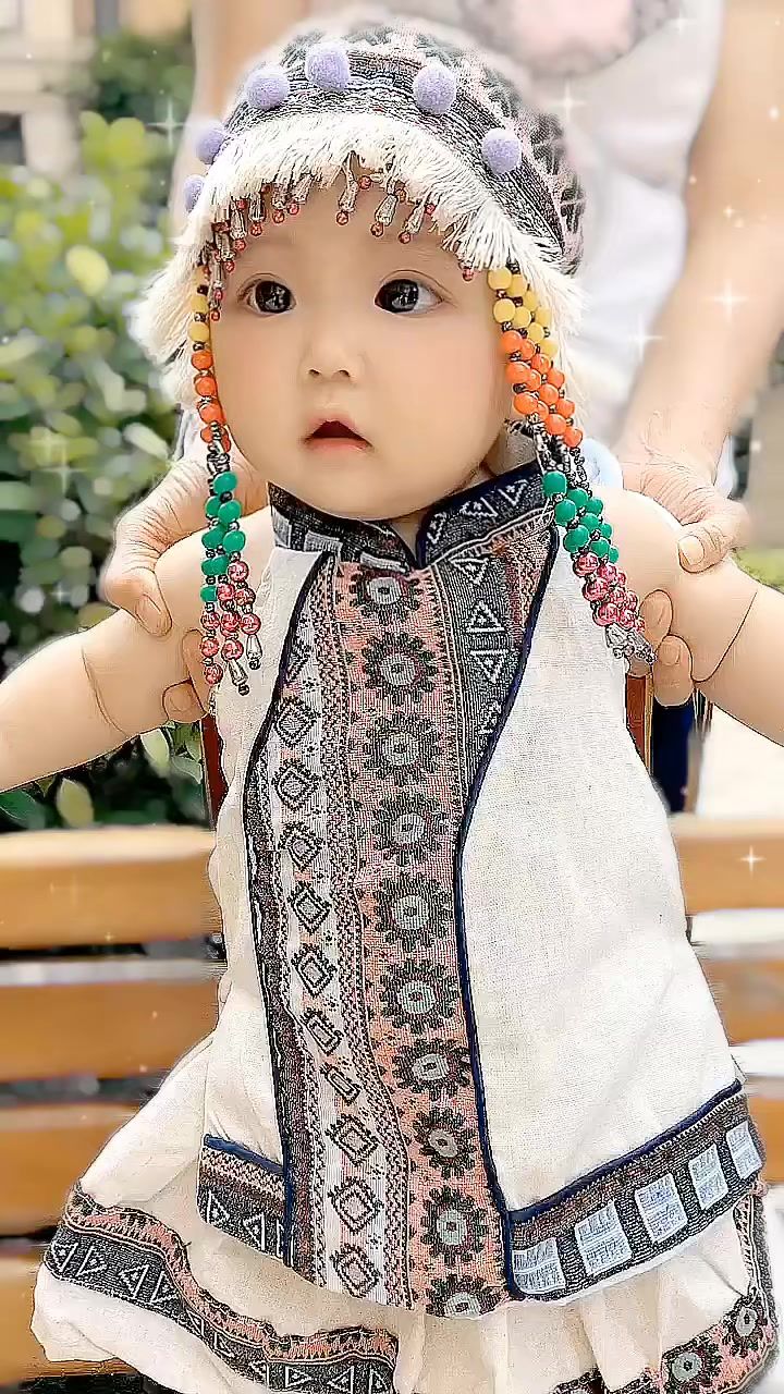 偶遇一个八个月的蒙古族小姑娘,好漂亮哟,你们觉得漂亮吗?