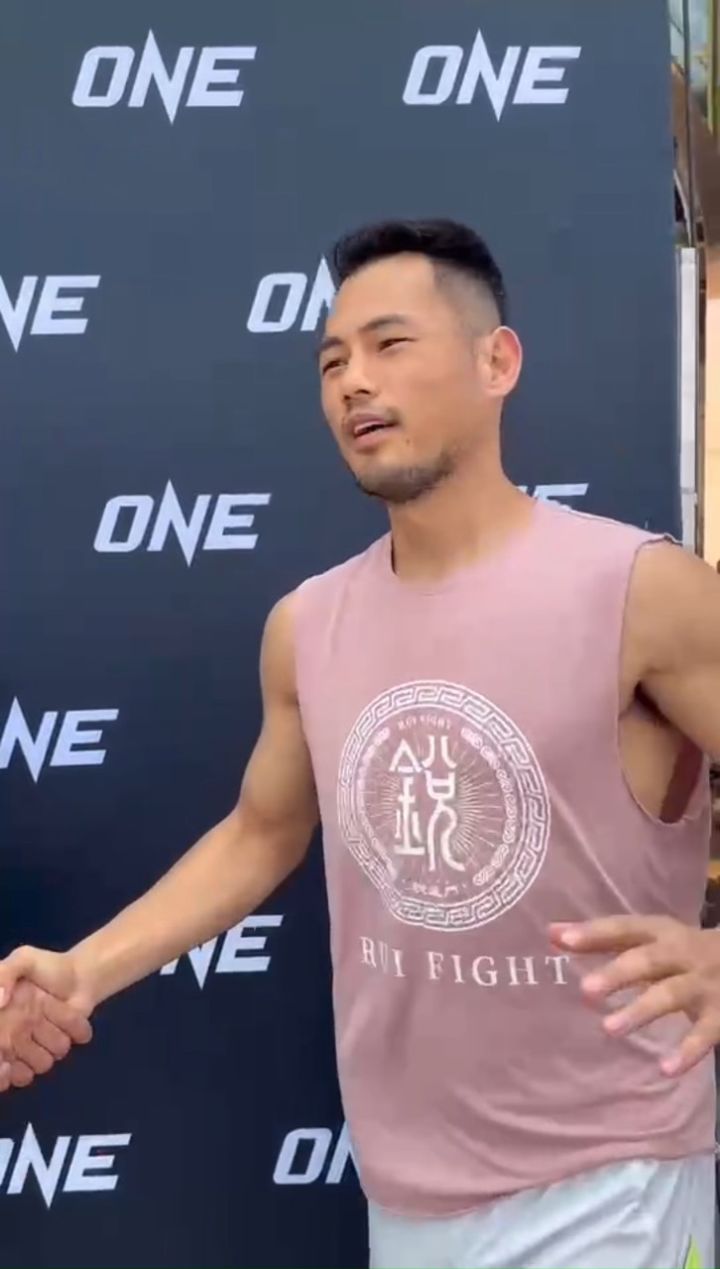 魏锐vs秋元皓贵赛前碰面!中国王者送出大礼