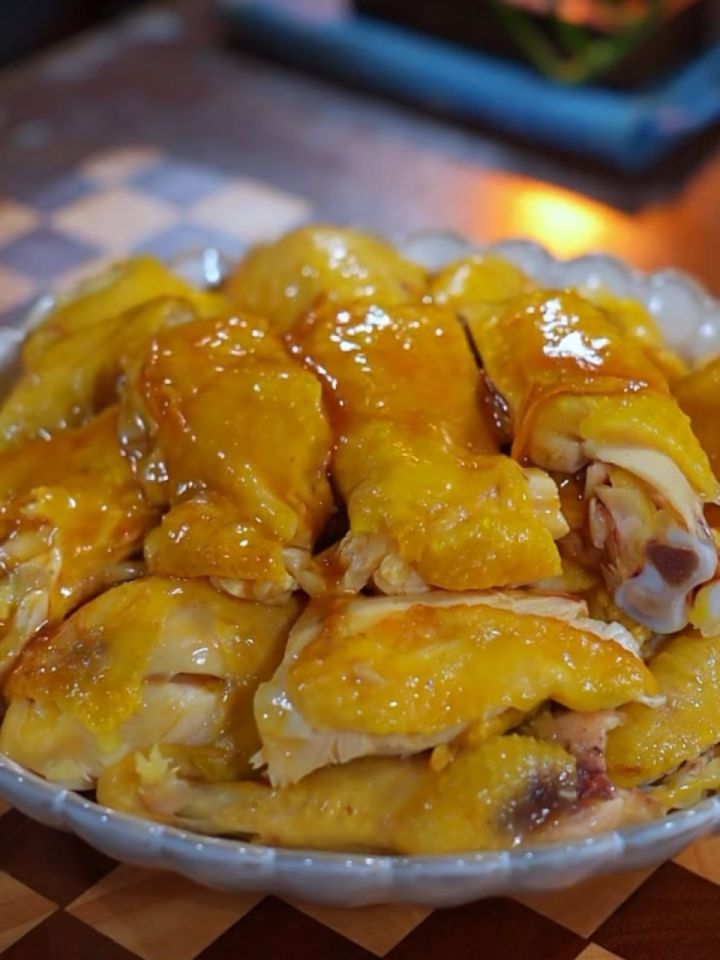 我每当来不及做菜啦,就会做一到这样的五指毛桃盐焗鸡,做法简单太香