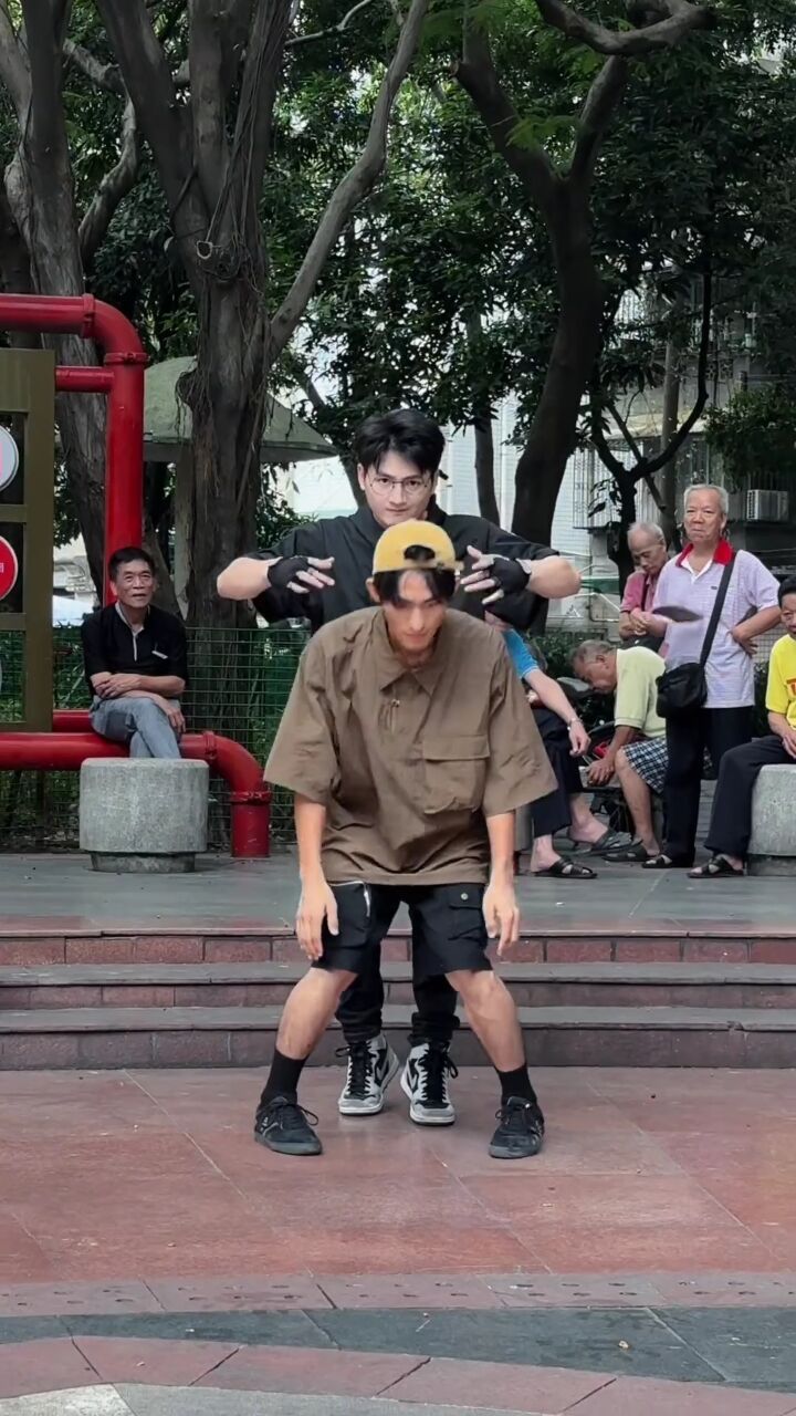 双人机械舞和小汤师傅梦幻联动,看到最后哦滑脚怪小汤师傅机械舞