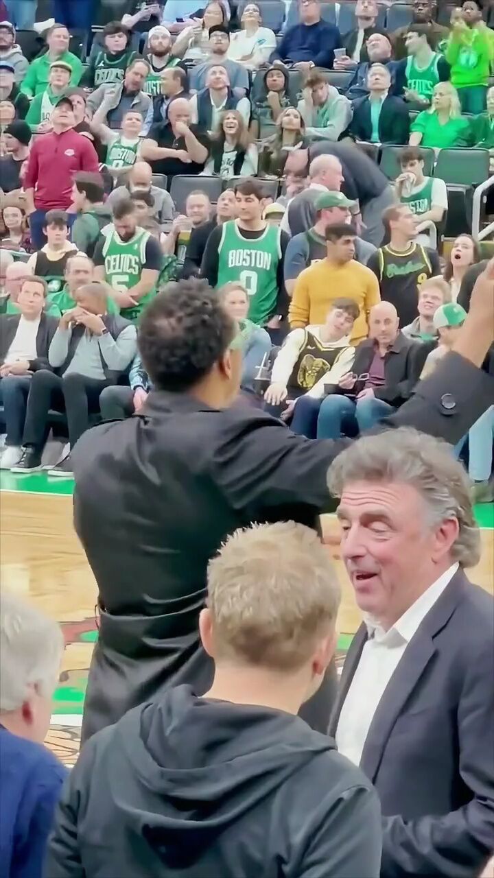 凯尔特人名宿保罗皮尔斯在主场就是玩的嗨,为季后赛助威#nba季后赛