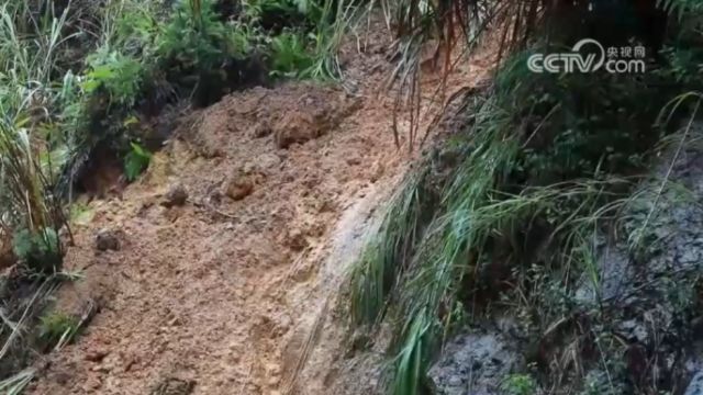 南方多地持续降雨,江西安远:强降雨致国道边坡塌方,快速响应保畅通