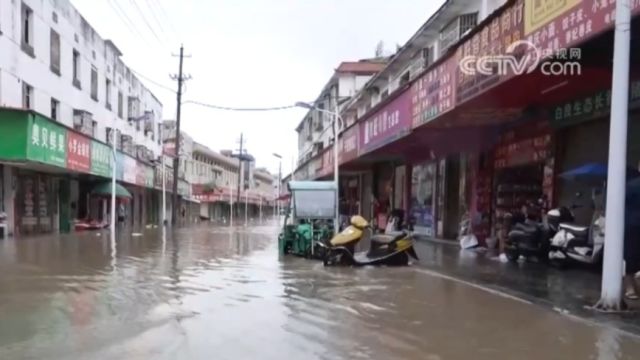 关注汛情,江西万载:强降雨引发险情,群众紧急转移