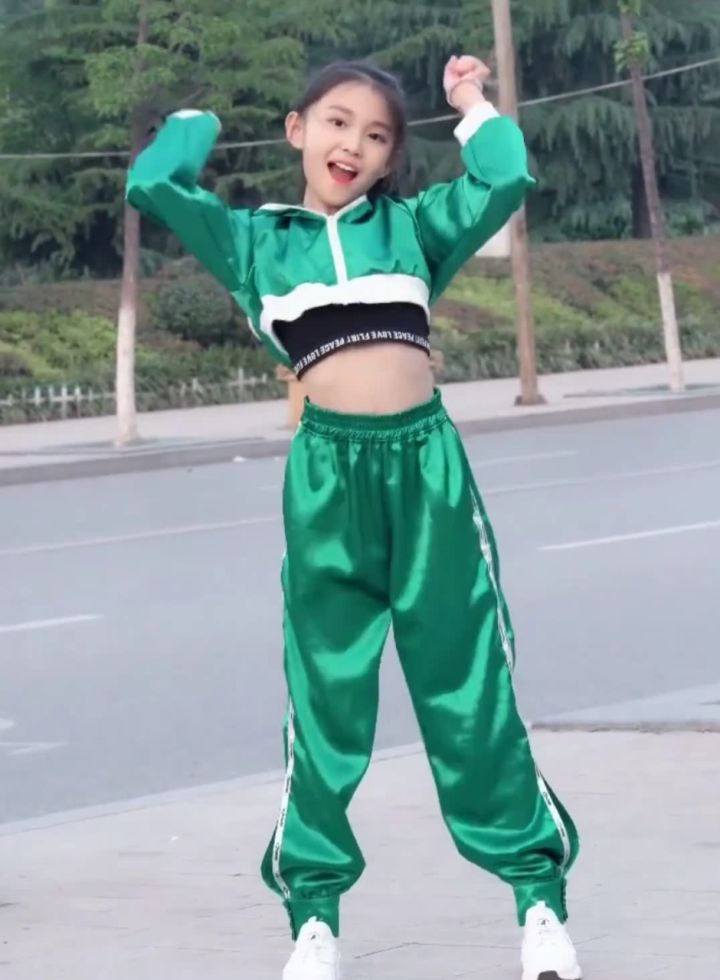 童模宋小睿在路边跳舞,身上穿的这件衣服,真是让人看不懂!