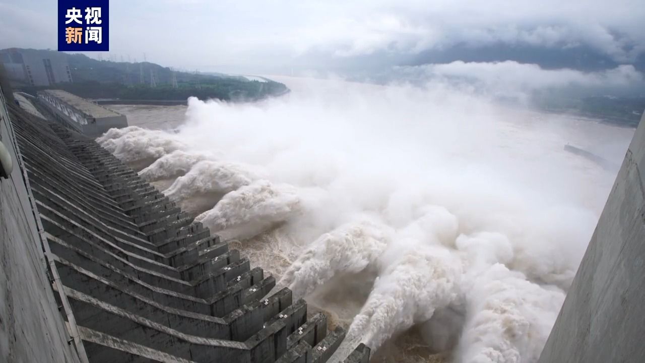 长江流域防汛关键期到来 三峡水库九孔泄洪加紧腾库