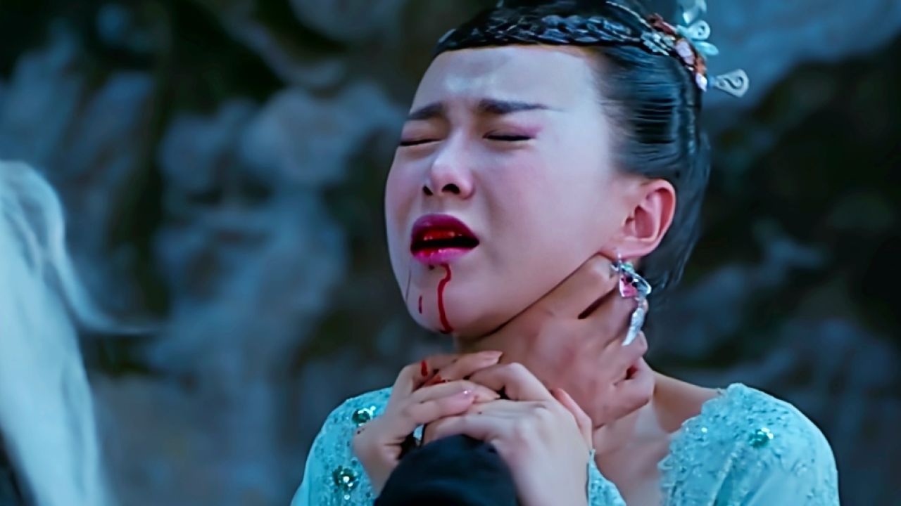 古装柔情女神落难 青衣女侠多次遭受重击 被妖王打伤在地 重伤吐血 危