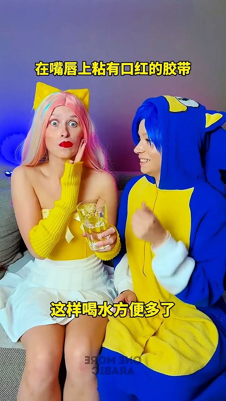 在嘴唇上粘有口红的胶带,这样喝水方便多了!