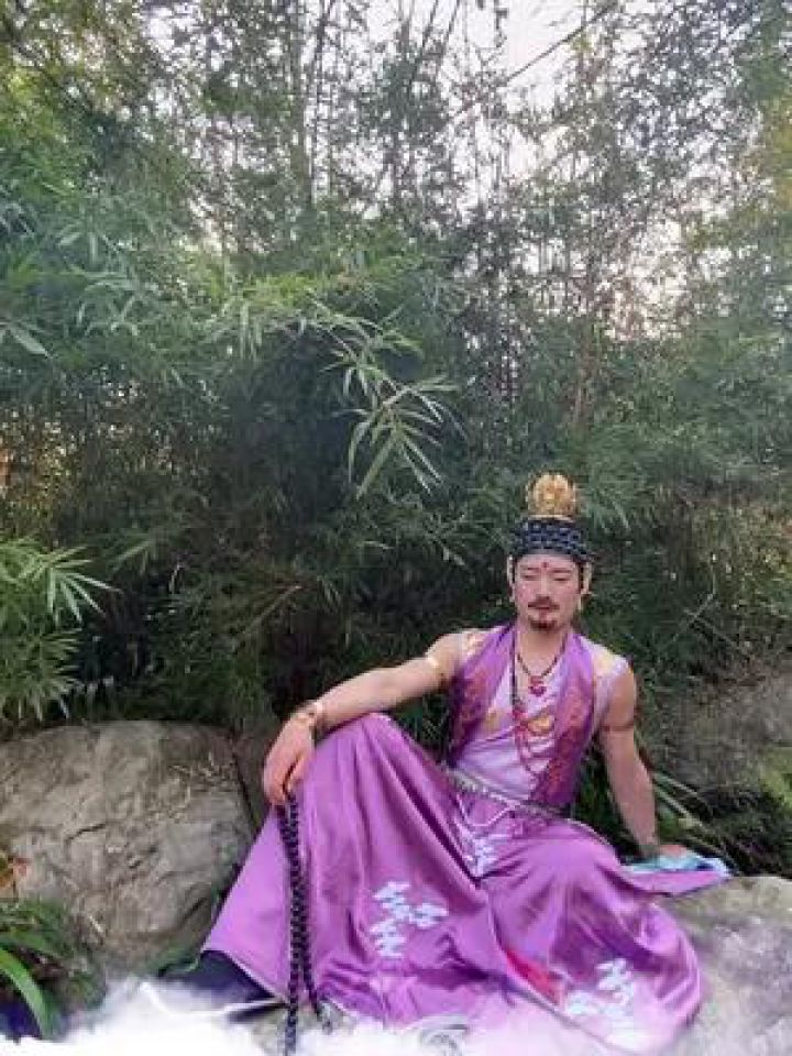 神通广大居住在小须弥山手中法宝众多,曾多次出手帮助唐僧师徒!