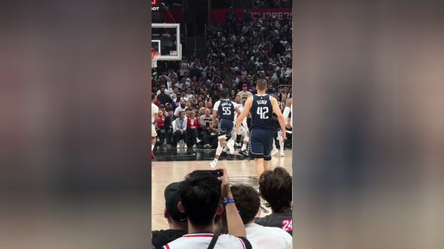 客场球迷也不少 小琼斯暴扣得手现场一片欢呼声