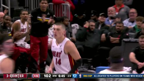 《NBA全场集锦》关键时刻顶住压力！希罗相同位置两次出手三分命中稳定军心