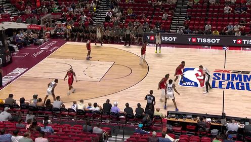 《NBA全场集锦》加大马力直奔篮下！菲利波夫斯基突破防守直杀篮下暴扣虐筐