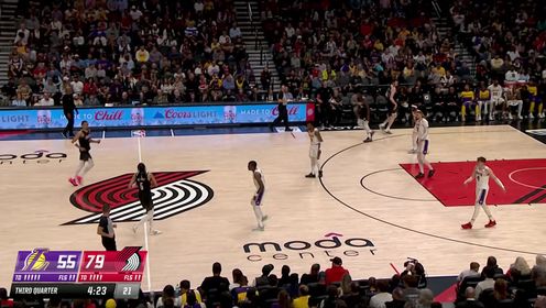 《NBA全场集锦》平地一声雷！赛迪顺下接球踏空而行 暴力隔扣莱恩哨响球进