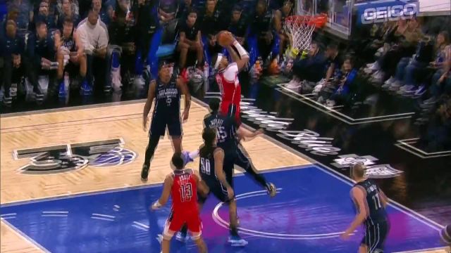 心有灵犀！普尔行进间击地妙传助攻加福德上篮打成2+1