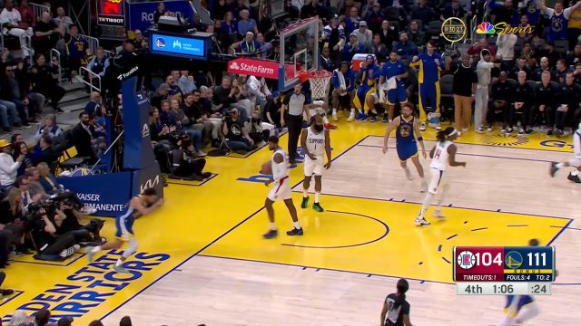 根本追不上！ 库里利用速度突破哈登上篮得手