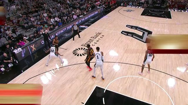 神奇小子！特雷杨急停造犯规 空中出手打板神奇命中