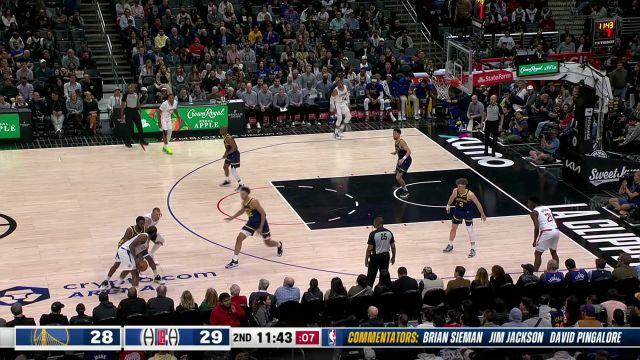 状态相当好！ 哈登第二节连中三记三分球